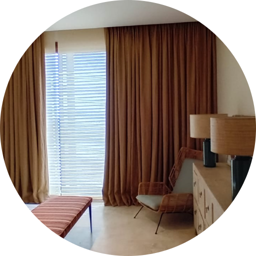 Cortinas marrones en un hotel