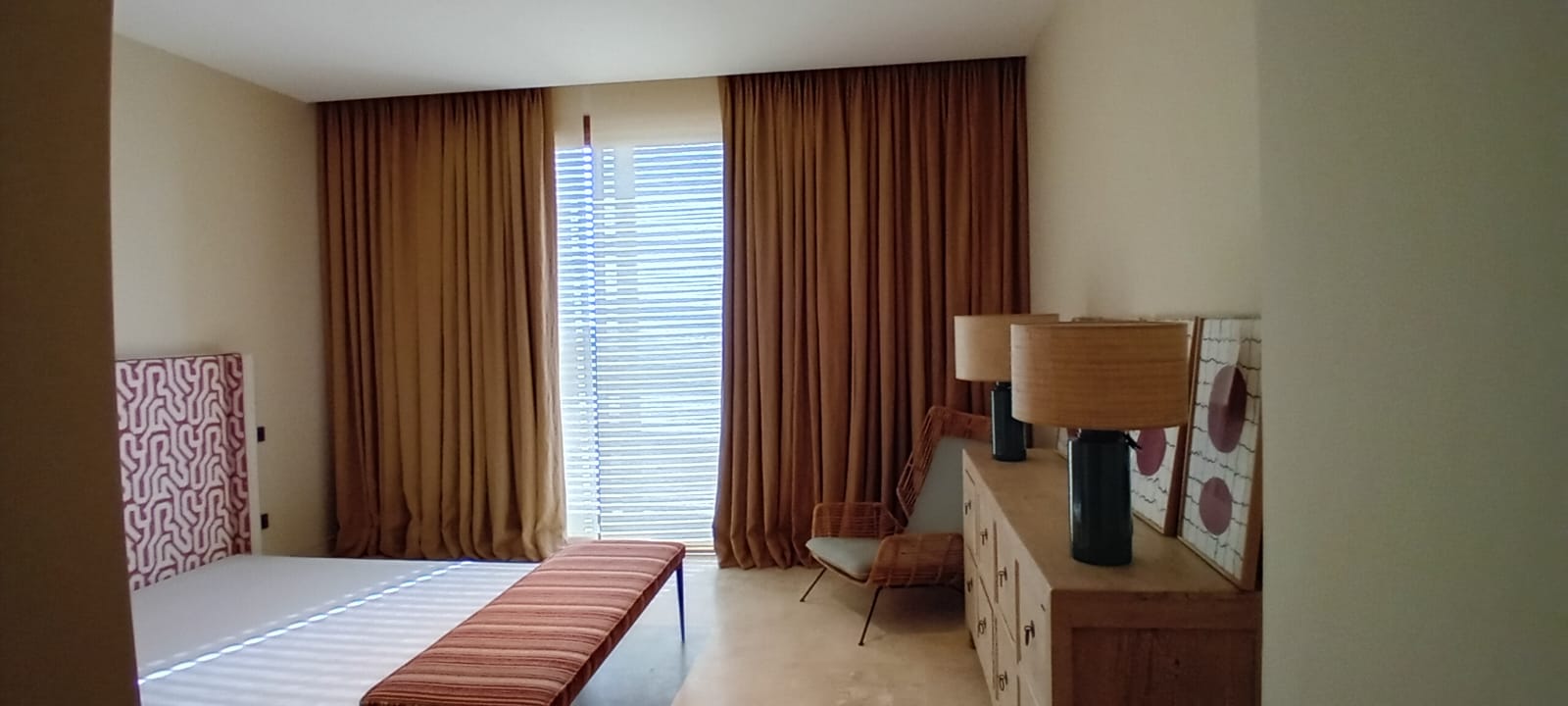 Cortinas marrones en un hotel